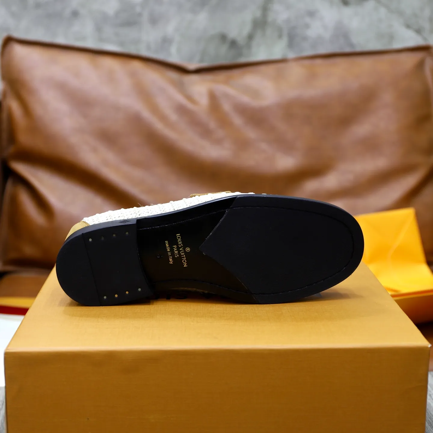 Men's Men's Shoes💰💰920LV Louis Vuitton Slip-on Loafers, top quality products from Guangzhou, ready for sale! This LV Glove loafer is made of selected soft cowhide, with a slightly wrinkled leather surface and a very high-end texture. Each pair is unique. The leather surface is light and soft, with a fine texture and good luster. It is a classic loafer style, with exquisite handmade mark stitching on the toe, and a square toe configuration to highlight the classic style. The horizontal band has hot-printed LV three-dimensional letters, semi-solid handcrafts and a genuine leather outsole, and a rubber patch on the heel to create wear-resistant performance and comfort. One of the must-have loafers for men! Comes with full original packaging! Code number: 38-39-40-41-42-43-44 (38, 45, 46 customized) standard leather shoe code